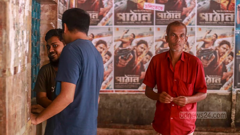 ঢাকার আনন্দ সিনেমা হলে শনিবার ‘পাঠান’ সিনেমার টিকেট কাটছেন ক্রেতারা।&amp;nbsp;ছবি: তাওহীদুজ্জামান তপু