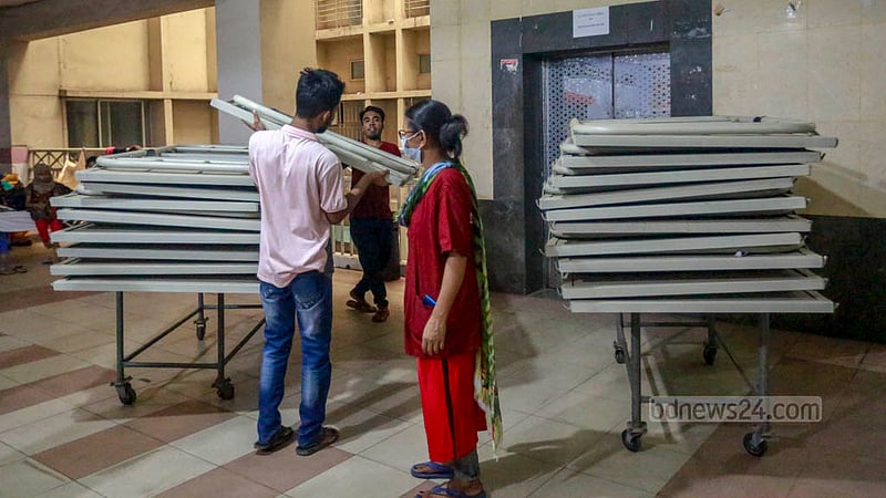 ডেঙ্গু রোগীর চাপ বাড়ায় ঢাকার মুগদা মেডিকেল কলেজ হাসপাতালে নতুন শয্যাও যোগ হচ্ছে।&amp;nbsp;ছবি: তাওহীদুজ্জামান তপু﻿