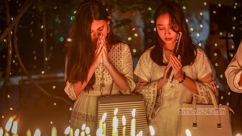 বুদ্ধ পূর্ণিমায় বৃহস্পতিবার ঢাকার বাড্ডায় আন্তর্জাতিক বৌদ্ধ বিহারে পুণ্যার্থীরা মোমবাতি জালিয়ে প্রার্থনা করেন।&amp;nbsp;ছবি: তাওহীদুজ্জামান তপু