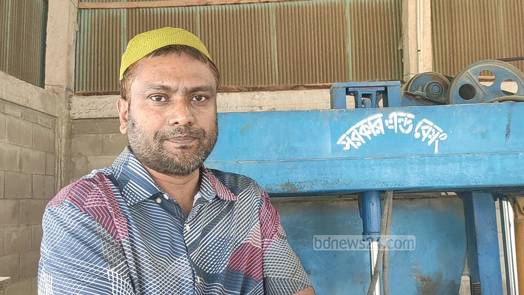 কংক্রিট ব্লক তৈরির কারখানায় সফল কুড়িগ্রামের মামুন