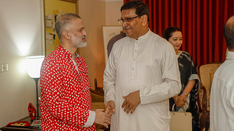 বর্ষবরণ অনুষ্ঠানে এসে বিডিনিউজ টোয়েন্টিফোর ডটকমের প্রধান সম্পাদক তৌফিক ইমরোজ খালিদীর সঙ্গে আলাপে আওয়ামী লীগের যুগ্ম-সাধারণ সম্পাদক মাহবুব-উল-আলম হানিফ।