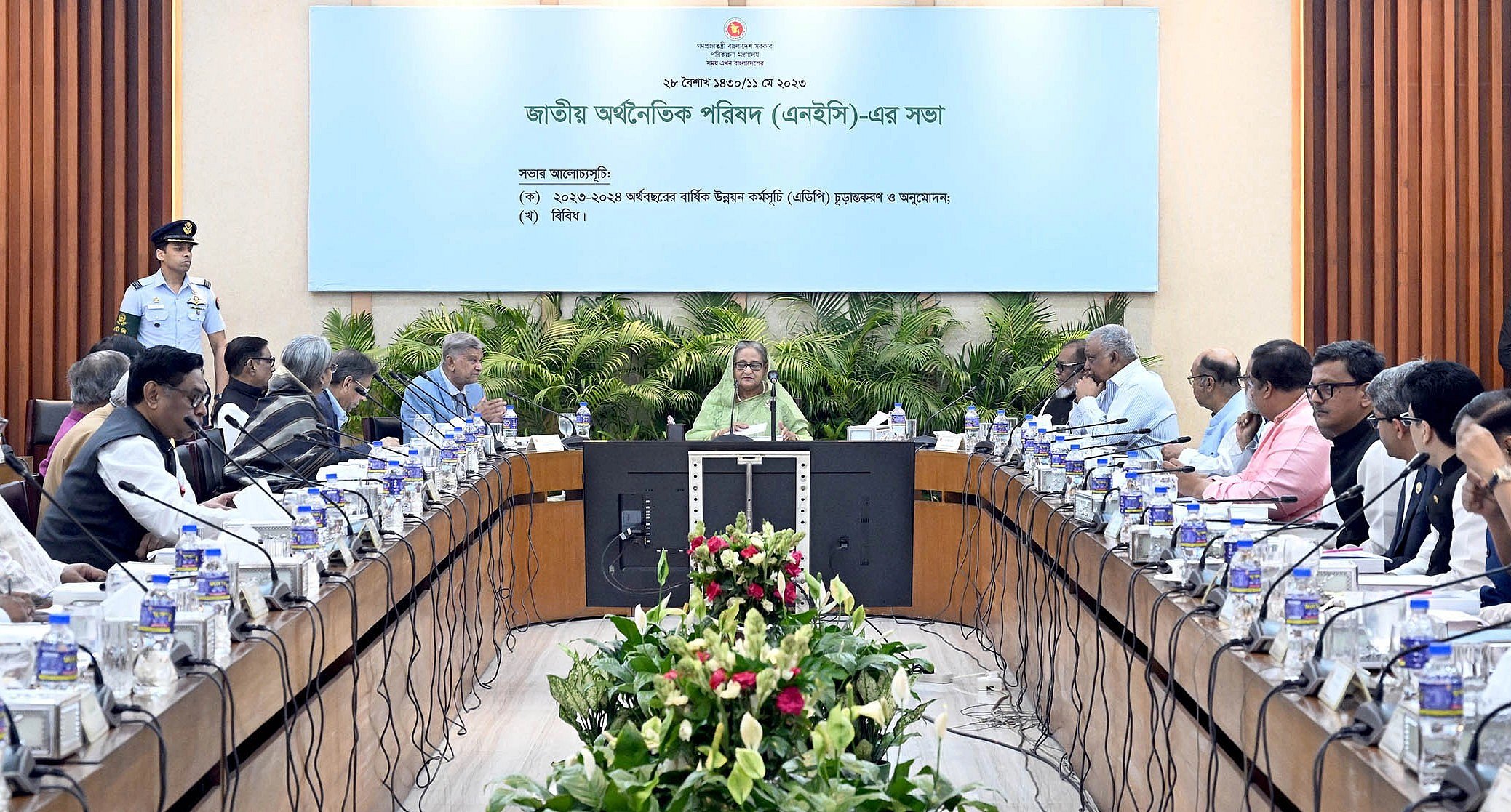 ‘অহেতুক’ বিদেশ ভ্রমণ না করার নির্দেশ প্রধানমন্ত্রীর