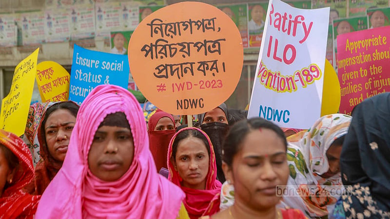 মে দিবসে সোমবার জাতীয় প্রেস ক্লাবের সামনে বিভিন্ন দাবিতে প্লেকার্ড হাতে দাঁড়ান অনেকেই।&amp;nbsp;ছবি: তাওহীদুজ্জামান তপু