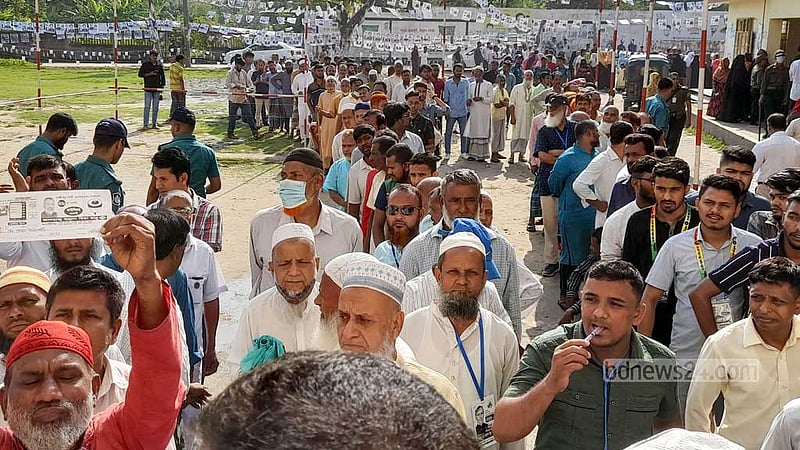 গাজীপুর সিটি করপোরেশন নির্বাচনে বৃহস্পতিবার মারিয়ালী সরকারি প্রাথমিক বিদ্যালয় কেন্দ্রের বাইরে ভোটারদের লাইন।