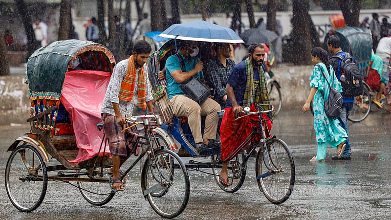 ঢাকায় বুধবার দুপুরের গুঁড়িগুঁড়ি বৃষ্টি উপেক্ষা করে রিকশায় করে গন্তব্যে যাত্রীরা।&amp;nbsp;ছবি: মাহমুদ জামান অভি