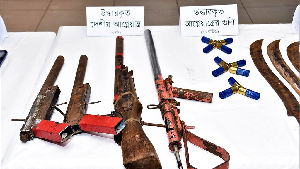 গরু ব্যবসায়ীদের ট্রলারে ডাকাতি, গ্রেপ্তার ৭