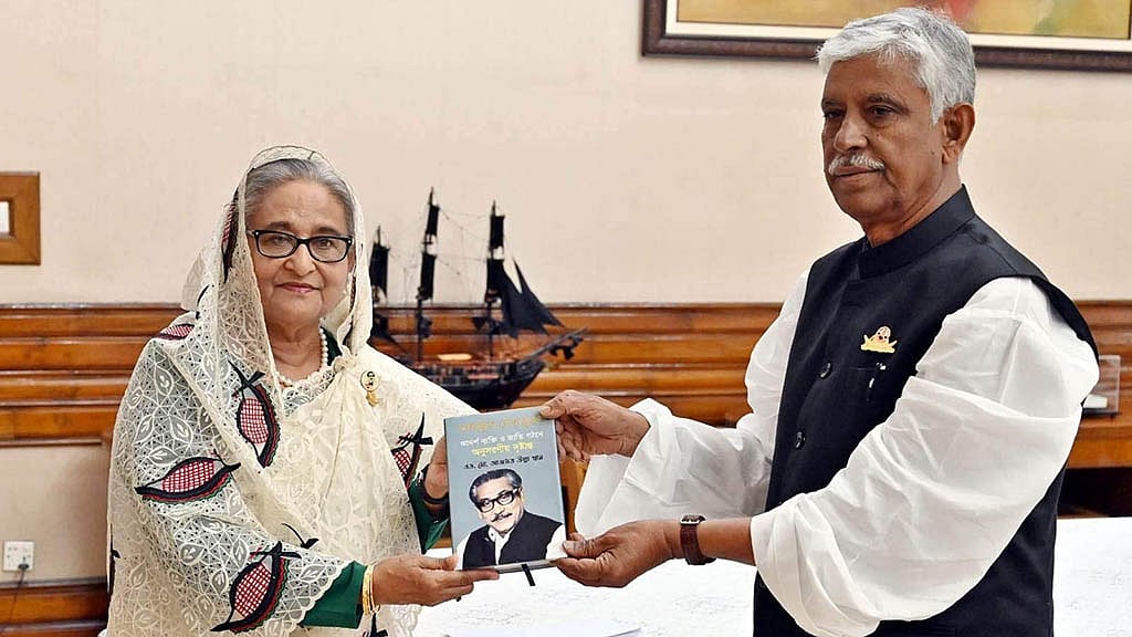 প্রধানমন্ত্রীর দুয়ারে আজমত, উপহার দিলেন বই, পেলেন ‘সান্ত্বনা’
