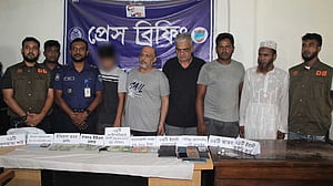 যশোরে সম্মোহন করে ‘অর্থ লুট’, তিন ইরানিসহ গ্রেপ্তার ৫