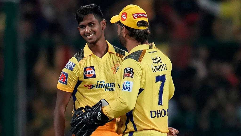 পাথিরানাকে লাল বলের ক্রিকেটের ধারেকাছে দেখতে চান না ধোনি