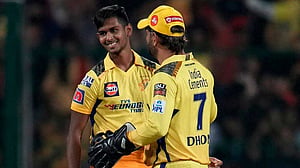 পাথিরানাকে লাল বলের ক্রিকেটের ধারেকাছে দেখতে চান না ধোনি