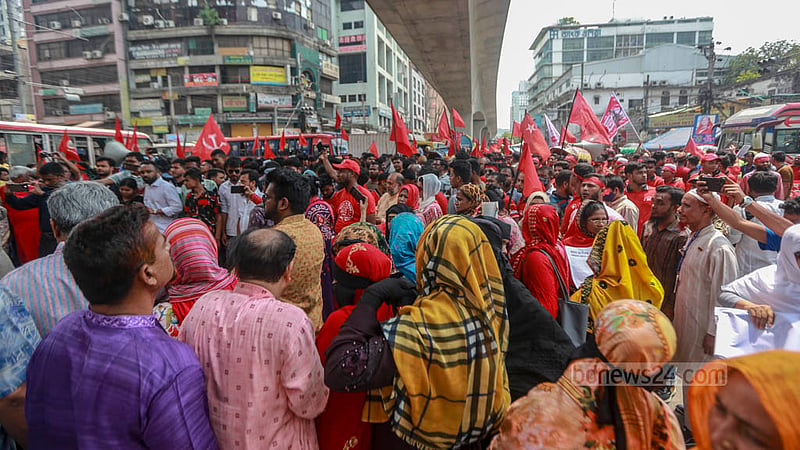 মে দিবসে সোমবার ঢাকার পল্টন মোড়ে বিভিন্ন সংগঠনের কর্মীদের ভিড়।&amp;nbsp;ছবি: তাওহীদুজ্জামান তপু