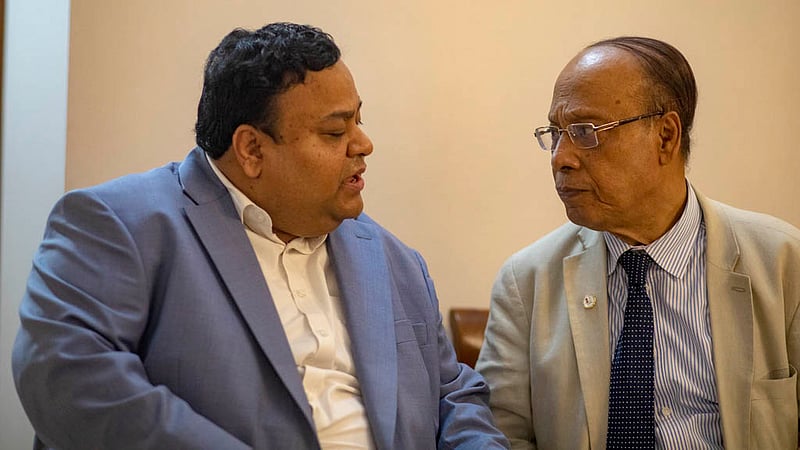 বিডিনিউজ টোয়েন্টিফোর ডটকমের বর্ষবরণ অনুষ্ঠানে সম্পদ ব্যবস্থাপনা প্রতিষ্ঠান রেইস অ্যাসেট ম্যানেজেমেন্ট পিএলসি’র চেয়ারম্যান চৌধুরী নাফিজ সরাফাতের সঙ্গে আলাপচারিতায় ঢাকা বিশ্ববিদ্যালয়ের সাবেক উপাচার্য অধ্যাপক এ কে আজাদ চৌধুরী।