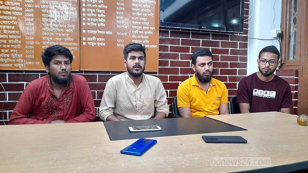 ঢাবির ৪ শিক্ষার্থীকে পিটিয়ে হল ছাড়া করার অভিযোগ ছাত্রলীগ নেতাদের বিরুদ্ধে