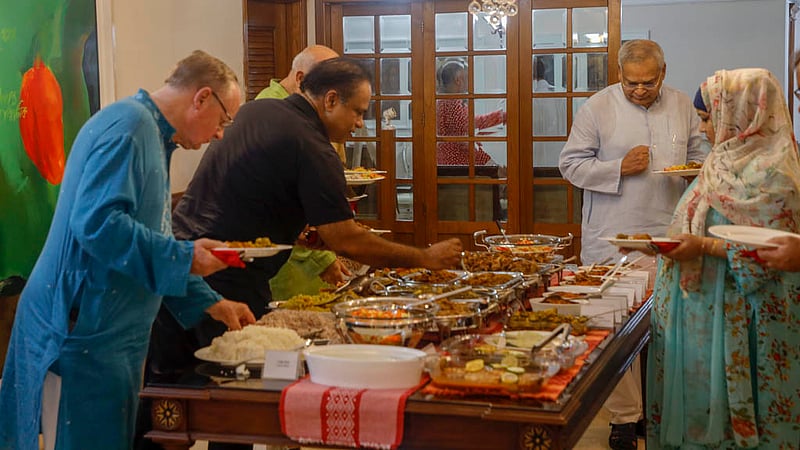 বিডিনিউজ টোয়েন্টিফোর ডটকমের বর্ষবরণ অনুষ্ঠানে মুখরোচক সব বাঙালি খাবারে আপ্যায়ন করা হয় অতিথিদের।