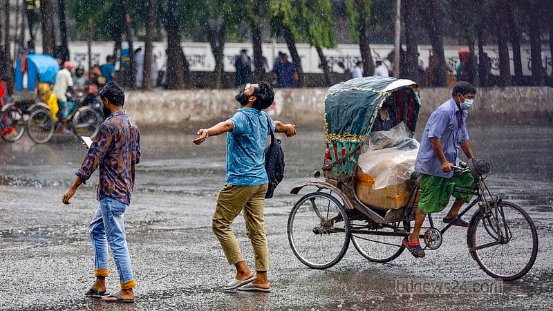 ঢাকায় কয়েক দিনের রোদ ও তাপমাত্রা বেড়ে যাওয়ার মধ্যে বুধবার দুপুরে গুঁড়িগুঁড়ি বৃষ্টিতে ঢাকা বিশ্ববিদ্যালয়ের টিএসসি এলাকায় ভিজতে দেখা যায় অনেককে।&amp;nbsp;ছবি: মাহমুদ জামান অভি