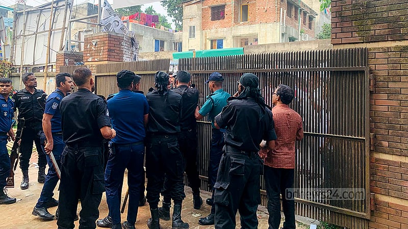 গাজীপুর সিটি করপোরেশন নির্বাচনে ভোটগ্রহণ শেষে কাজী আজিমউদ্দিন কলেজ কেন্দ্রে আইনশৃঙ্খলা বাহিনী সাথে একটি পক্ষের সংঘর্ষ বাঁধে। এসময় কেন্দ্রের বাইরে ধাওয়া-পাল্টা ধাওয়াও হয়। ছবি: তাওহীদুজ্জামান তপু
