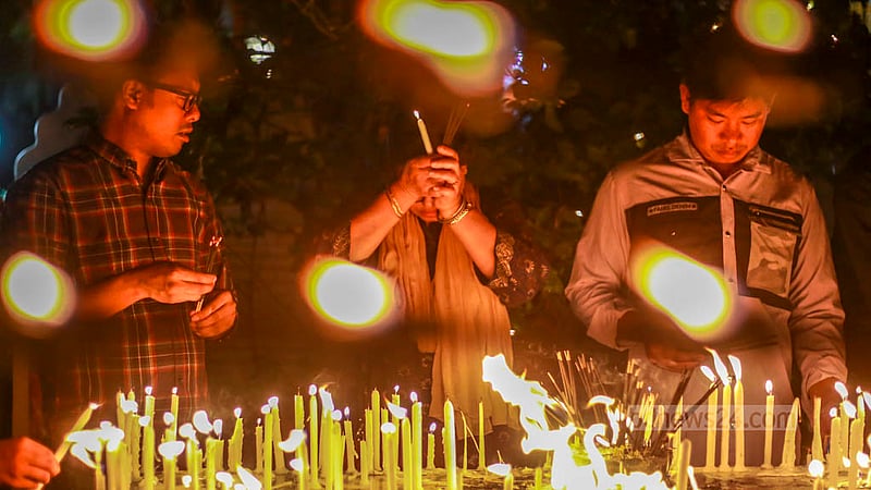 বুদ্ধ পূর্ণিমায় বৃহস্পতিবার ঢাকার বাড্ডায় আন্তর্জাতিক বৌদ্ধ বিহারে পুণ্যার্থীরা মোমবাতি জালিয়ে প্রার্থনা করেন।&amp;nbsp;ছবি: তাওহীদুজ্জামান তপু