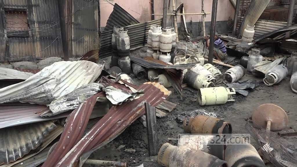 গ্যাস সিলিন্ডারের গুদামে বিকট বিস্ফোরণের পর এলাকায় আগুন, আতঙ্ক