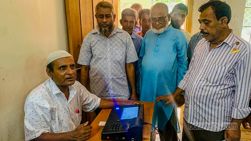 গাজীপুর সিটি করপোরেশন নির্বাচনে কাজী আজিমউদ্দিন কলেজ কেন্দ্রে দুপুর দেড়টা থেকে ইভিএম নষ্ট থাকায় অপেক্ষায় ভোটাররা। দুপুর বিকাল ৩টা ২০ মিনিটে দেখা গেছে এমন চিত্র। ছবি: তাওহীদুজ্জামান তপু