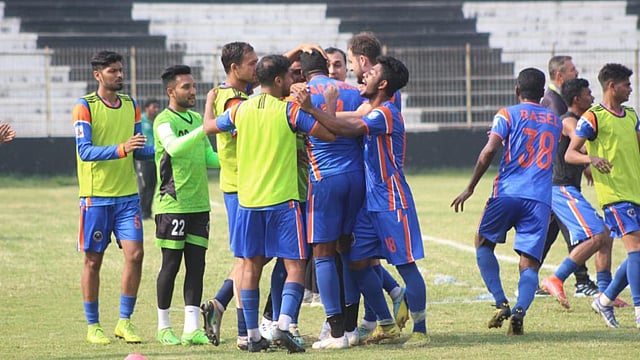 ৭ গোলের জয়ে এক লাফে তিনে পুলিশ, হার মুক্তিযোদ্ধা সংসদের