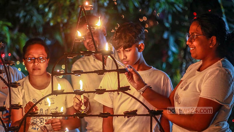 ঢাকার বাড্ডায় আন্তর্জাতিক বৌদ্ধ বিহারে বৃহস্পতিবার বৌদ্ধ ধর্মালম্বীদের প্রধান ধর্মীয় উৎসব বুদ্ধ পূর্ণিমায় পরিবারের সদস্যদের নিয়ে হাজির হয়েছিলেন অনেকেই।&amp;nbsp;ছবি: তাওহীদুজ্জামান তপু