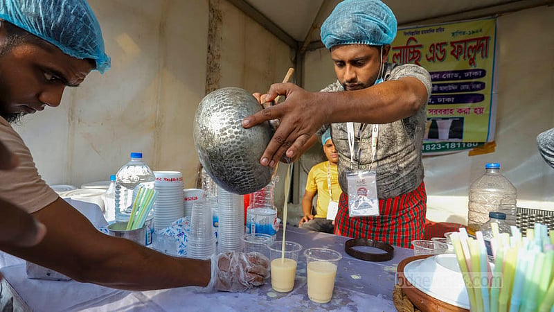 মুজিব’স বাংলাদেশ ফুড ফেস্টিভ্যালে পুরান ঢাকার ঐতিহ্যবাহী বিউটির লাচ্ছি স্বাদ নেওয়া যাচ্ছে। ছবি: আসিফ মাহমুদ অভি