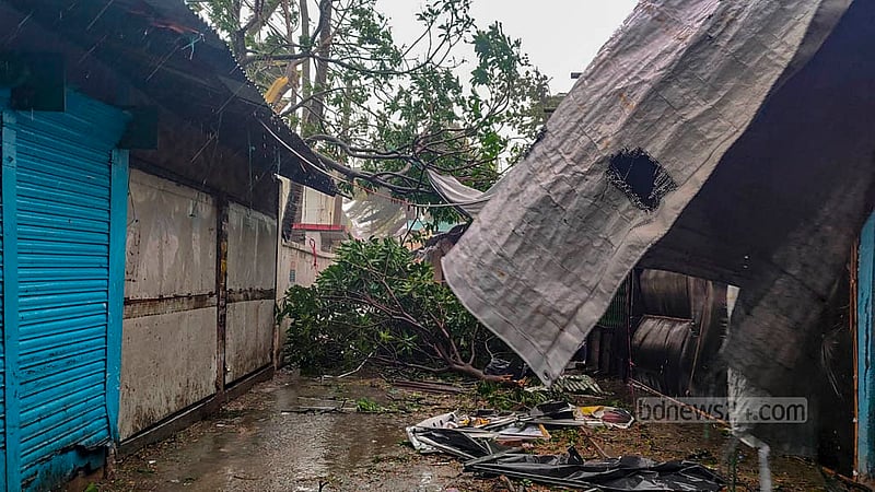 ঘূর্ণিঝড় মোখার আঘাতে প্রবাল দ্বীপ সেন্ট মার্টিনের গাছপালা ও বাড়িঘর বেশ ক্ষতিগ্রস্ত হয়েছে।