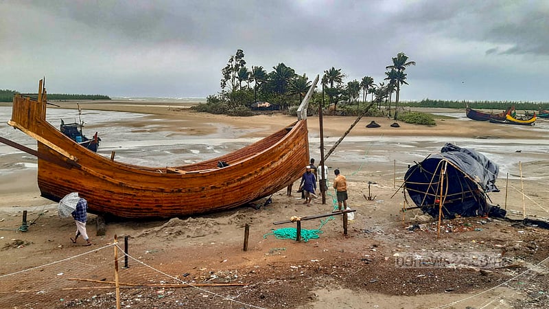 অতি প্রবল ঘূর্ণিঝড় মোখার আঘাত হানার আগে রোববার সকালে টেকনাফ উপকূল ছিল এমন।