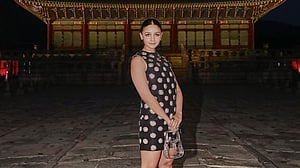 শূন্য ভ্যানিটিব্যাগ হাতে ‘ট্রলের’ শিকার আলিয়া