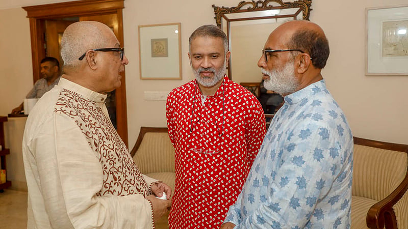 বর্ষবরণ অনুষ্ঠানে এসে বিডিনিউজ টোয়েন্টিফোর ডটকমের প্রধান সম্পাদক তৌফিক ইমরোজ খালিদীর সঙ্গে মৎস্য ও প্রাণিসম্পদ মন্ত্রী শ ম রেজাউল করিম এবং বাংলাদেশ ক্রিকেট বোর্ডের পরিচালক নজিব আহমেদ। &amp;nbsp;&amp;nbsp;
