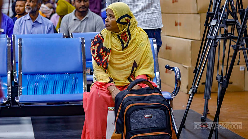 সুদানের সংঘাতের তিন সপ্তাহ পর দেশে ফিরেছে ১৩৬ জন, তাদের মধ্যে এক জন এ নারী। সোমবার সকালে তিনি বিমানবন্দরে পৌঁছেছে অন্য সবার সাথে, সাথে ছিল কেবল এই ব্যাগ।&amp;nbsp;ছবি: মাহমুদ জামান অভি