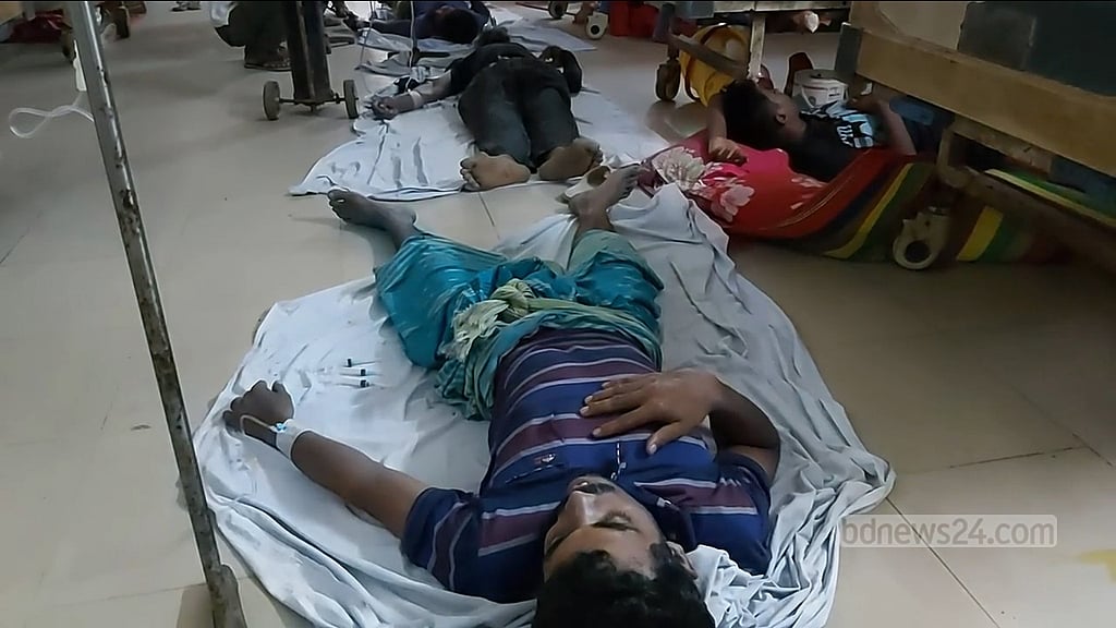 ট্রাকে ২৪৫ বস্তা ধান নিয়ে ফিরছিলেন ২৪ শ্রমিক, উল্টে গিয়ে নিহত ২
