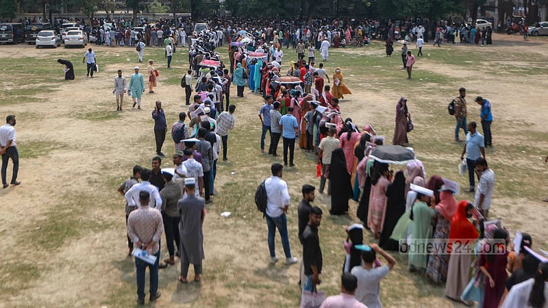 ঢাকা বিশ্ববিদ্যালয়ে শনিবার কলা, সামাজিক বিজ্ঞান ও আইন অনুষদের ভর্তি&amp;nbsp; পরীক্ষা ঢাকা বিশ্ববিদ্যালয়ের একটি কেন্দ্রে অংশ নিচ্ছেন শিক্ষার্থীরা।&amp;nbsp;ছবি: তাওহীদুজ্জামান তপু
