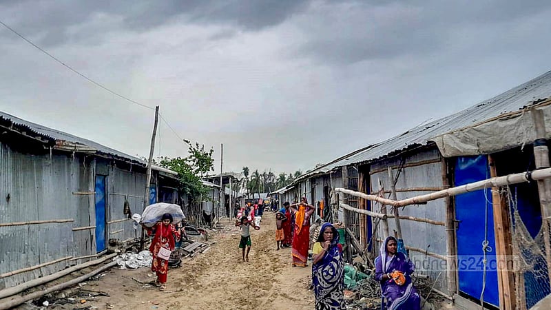 ঘূর্ণিঝড় ‘মোখা’ আঘাত হানার আগে নিরাপদ স্থানে চলে যেতে শুরু করেছেন চট্টগ্রামের আকমল আলী ঘাটের জেলেরা।
