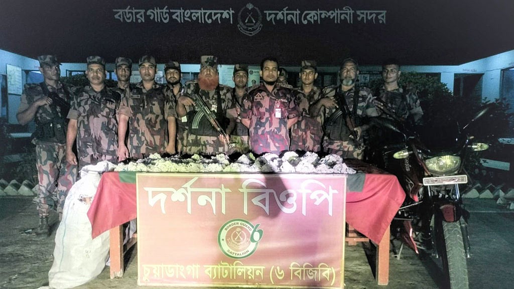 চুয়াডাঙ্গায় `৭৮ কেজি ভারতীয় রুপার গহনা’ জব্দ