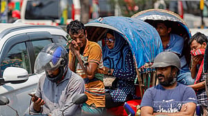 তপ্ত ঢাকায় রোদ আর গরমে নাভিশ্বাস