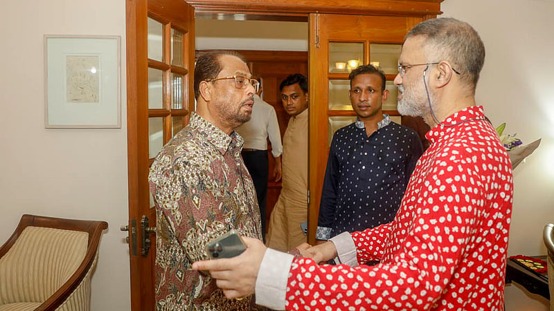 বর্ষবরণ অনুষ্ঠানে এসে বিডিনিউজ টোয়েন্টিফোর ডটকমের প্রধান সম্পাদক তৌফিক ইমরোজ খালিদীর সঙ্গে সংসদে প্রধান বিরোধী দল জাতীয় পার্টির চেয়ারম্যান জি এম কাদের।