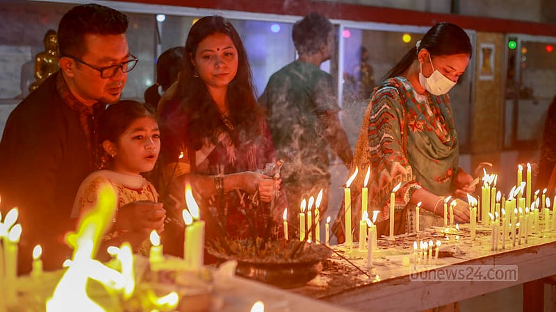 ঢাকার সবুজবাগে ধর্মরাজিক বৌদ্ধ মহাবিহারে বৃহস্পতিবার বৌদ্ধ ধর্মালম্বীদের প্রধান ধর্মীয় উৎসব বুদ্ধ পূর্ণিমায় পরিবারের সদস্যদের নিয়ে হাজির হয়েছিলেন অনেকেই।&amp;nbsp;ছবি: তাওহীদুজ্জামান তপু
