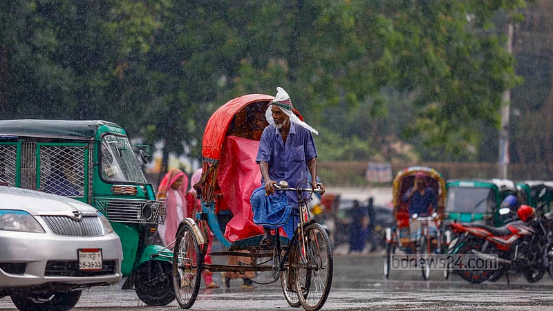 ঢাকা বিশ্ববিদ্যালয়ের টিএসসি এলাকায় বুধবার দুপুরে গুঁড়িগুঁড়ি বৃষ্টির মধ্যে যাত্রী নিয়ে এক রিকশাচালক।&amp;nbsp;ছবি: মাহমুদ জামান অভি