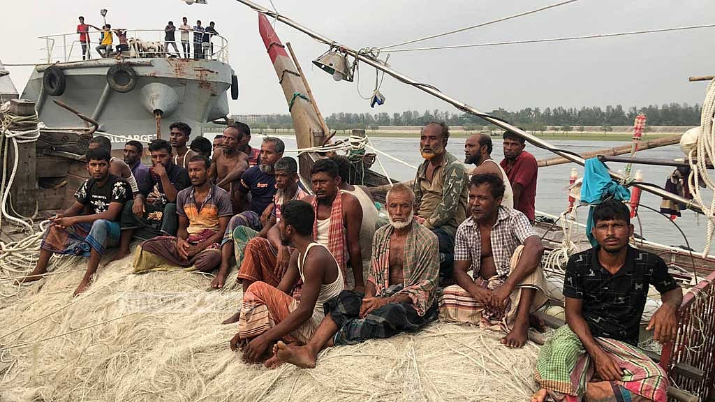 সাগরে ভাসমান ইঞ্জিন বিকল ট্রলার ২১ জেলেসহ উদ্ধার