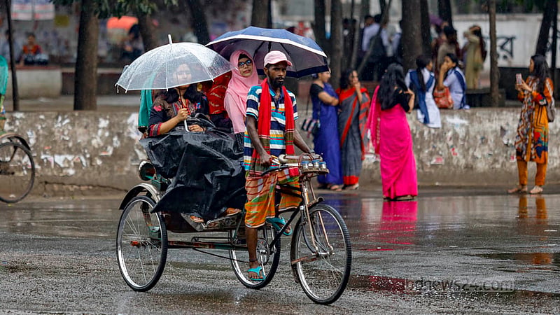 আকাশে কালো মেঘের ঘনঘটা, কিছু সময় পরপর মেঘের গর্জন কিন্তু বৃষ্টি নামতে দেরি। শেষ পর্যন্ত ঝিরিঝিরি বৃষ্টিতে কিছুটা স্বস্তিতে নগরবাসী। সেসময় ছাতা হাতে রিকশায় থাকা যাত্রীরা।&amp;nbsp;ছবি: মাহমুদ জামান অভি