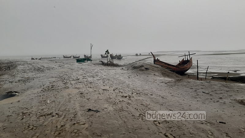 <div class="paragraphs"><p>রোববার সকাল ৯টায়&nbsp;টেকনাফের শাহপরীর দ্বীপের ঘোলাপাড়ার পরিস্থিতি</p></div>