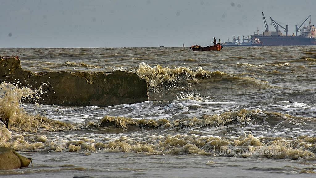 মোখা: চট্টগ্রাম বন্দর রাতে চালু, বিমানবন্দর সকালে