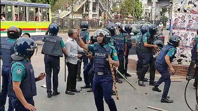 বিএনপির পদযাত্রাকে কেন্দ্র করে ঢাকায় সংঘর্ষ