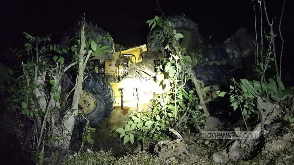 খাগড়াছড়িতে পাহাড় কাটার সময় এক্সক্যাভেটর উল্টে চালকের মৃত্যু
