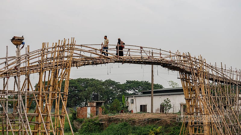 ডেমরার ইটাখোলার এই স্থানে শেষ রামপুরা খালের, এরপর শুরু বালু নদীর। খাল-বিলের সংযোগস্থলে আছে বড় আকারের একটি বাঁশের সাঁকো।&amp;nbsp;ছবি: মাহমুদ জামান অভি