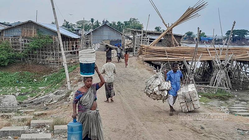 ঘূর্ণিঝড় ‘মোখা’ আঘাত হানার আগে নিরাপদ স্থানে চলে যেতে শুরু করেছেন চট্টগ্রামের আকমল আলী ঘাটের জেলেরা।