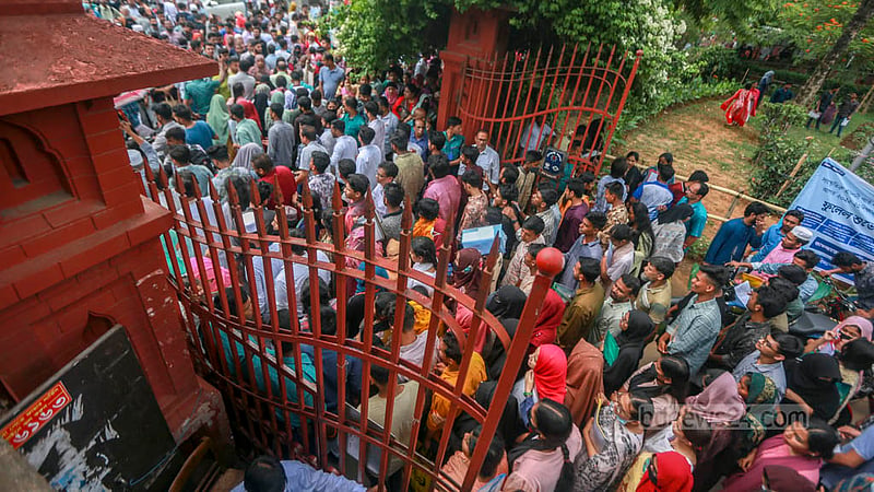 ঢাকা বিশ্ববিদ্যালয়ে শনিবার কলা, সামাজিক বিজ্ঞান ও আইন অনুষদের ২ হাজার ৯৩৪ আসনে ভর্তির জন্য ১ লাখ ২২ হাজার ৮৮৮ জন শিক্ষার্থী শনিবার পরীক্ষায় অংশ নেয়।&amp;nbsp;ছবি: তাওহীদুজ্জামান তপু