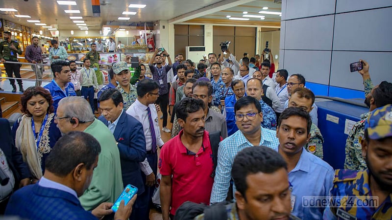 শাহজালাল আন্তর্জাতিক বিমানবন্দরে সোমবার বাংলাদেশে ফেরা ১৩৬ বাংলাদেশি।&amp;nbsp;ছবি: মাহমুদ জামান অভি