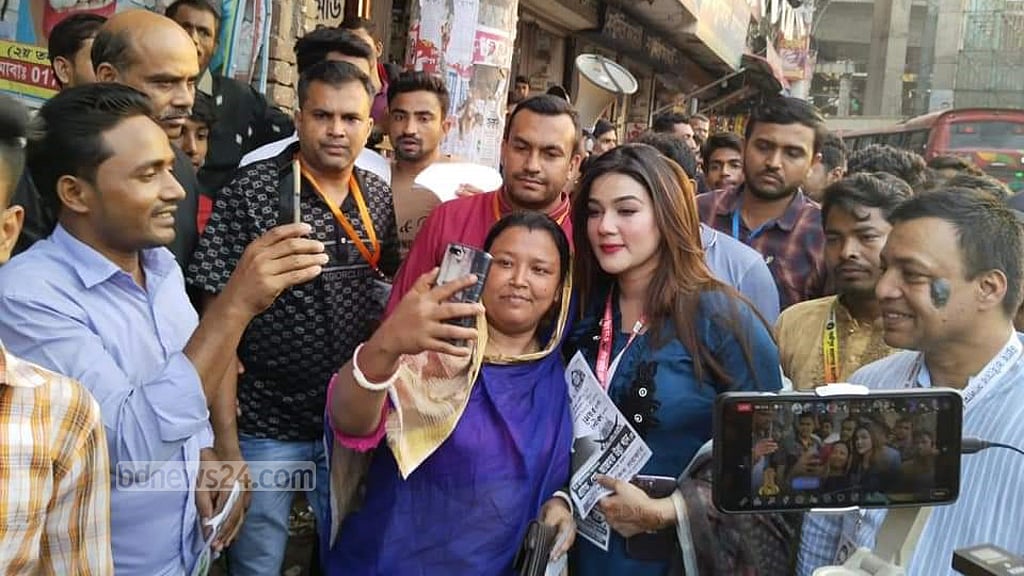 আজমতের হয়ে ভোটের প্রচারে মাহি